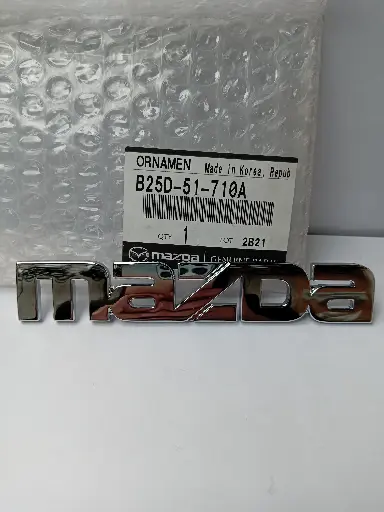 [B25D51710A] LOGO EMBLEMA POST "MAZDA" ALLEGRO 01-08 4P 5P